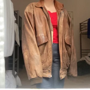 Vintage läderjacka  - Skitsnygg oversized brun läderjacka köpt second hand i Köpenhamn. Fint skick, nästan helt oanvänd av mig. Möts upp i Stockholm, fraktar inte 💛