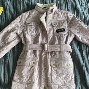 Höstjacka - Hej! Jag säljer en Barbour höstjacka. Säljer denna pga av att den inte kommer till användning och endast står i min garderob. Köpte den för ungefär 2000kr och den är endast använd 4-5 gånger under en höst. Den är i helt nyskick och finns inga slitage på den.