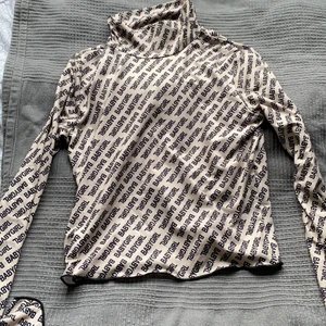 Tröja - Hej! Säljer en vanlig, långärmad tröja som jag beställt ifrån hemsidan Shein. Den är helt oanvänd endast testad en gång.