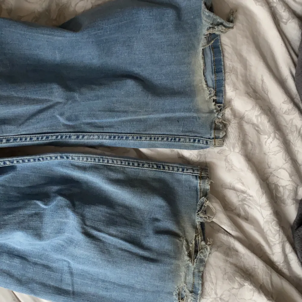 Snygga lågmidjade bootcut jeans från gina tricots 'perfect jeans'. De har (3:e bilden) blivit uppriva vid hälarna eftersom att de var för långa för mig, men det är inget som förstör looken. Köparen står för frakt💓. Jeans & Byxor.