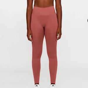 Tränings tights - Tränings tights från SET ACTIVE x OUAI. tightsen har mycket strech och sitter snyggt. Aldrig använda.Frakt tillkommer 