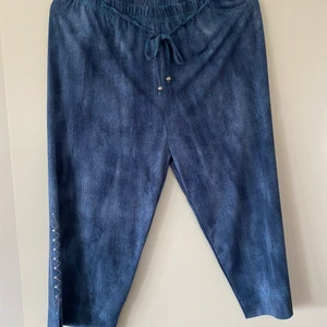 SuperFina Helt Nya byxor.  - Helt Nya tights . I behagligt material. Lite piratbyxalängd på dem. Tar Swish . Skickar via postnord spårbart packet. 