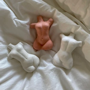 Lerfigurer som jag gjort själv! - Handgjorda lerfigurer! Finns i vit, terrakotta och grå. Om du skulle vara intresserad av en annan stil/färg/storlek så gör jag gärna fler!😍 Frakten betalas av köparen😊