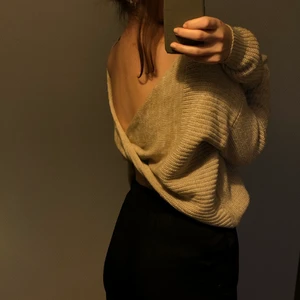 Stickat med öppen rygg - Beigemelerad stickad tröja med djup urringning i ryggen. Storlek S från NLY Trend, men kan även passa XS/liten M. Endast använd några enstaka gånger, så i toppskick! Sticks inte! Köparen står för frakten.