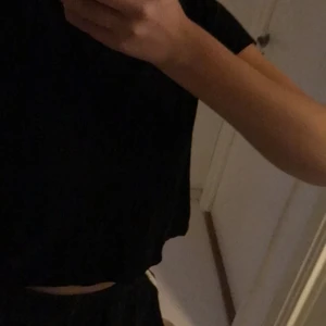 Svart t-shirt  - Det är en kort svart tröja med klippt på kanterna( ska vara så) och är storlek XS från monki