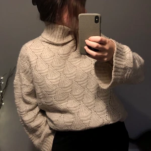 Stickat från Chiquelle - En beige stickad tröja med stor polokrage från Chiquelle. One Sized, så passar de flesta storlekar beroende på hur man vill att den ska sitta. Vida ärmar och lång modell. Lite nopprig, men sticks inte. Köparen står för frakten🤍