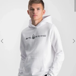 Sail racing hoodie strl 170 - Tröjan är knappt använd då jag växte ur den fort, den e helt fel fri och har inga skador.