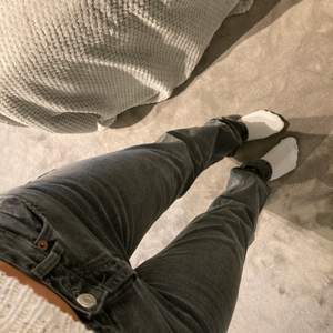 De populära lågmidjade grå zara jeansen i storlek 36❤️knappt använda så i nyskick! Priset är EXL frakt