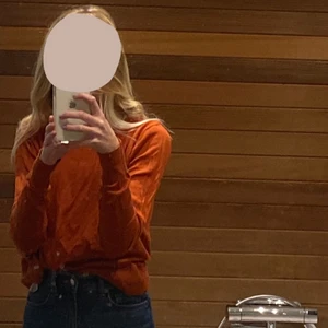 Orange blus🤩 - En riktigt snygg orange blus som inte har kommit till använindg alls tyvärr🤩                                                               Nypris: 299kr                                                               Eventuell frakt tillkommer