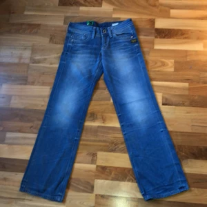 Lågmidjade jeans från g-star - Supersnygga lågmidjade jeans som tyvärr var aldeles för små för mig så aldrig andvända och i nyskick med lapparna kvar. De är raka i benen med lite bootcut. Kostar som nya ca 1200kr