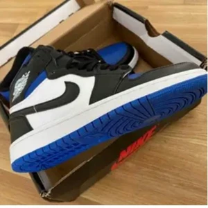 Jordans 1 - Söker jordans i storlek 38 helst under 1000kr❤️🥰.   Färg spelar ingen roll