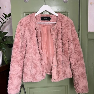 Mjuk rosa jacka - Fin och skön jacka ifrån Gina Tricot. Storlek XS. I använd skick men mycket fin. 