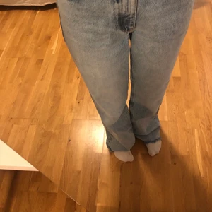 Zara jeans storlek 38 - Fina zara jeans i bra skik men har sällan kommit till användning. 