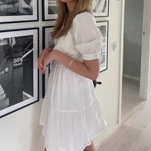 Vit klänning - Säljer min urgulliga klänning från &other stories. Jätte fin och använd 2 gnr. Men säljer denna pga att den inte kmr till användning.🥰