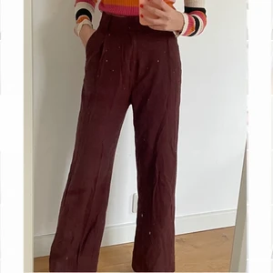 Tygbyxor  - Raka tygbyxor som passar mig som är 170 cm! Så dom är raka och långa! Endast använda 1 gång ! Köparen står för frakten :) 