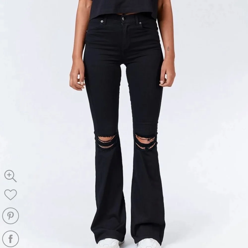 Säljer dessa bootcut jeans från gina. Använda ett fåtal gånger pga att de är för långa. Fint skick! Storlek XS. köparen står för frakt, möts upp i karlstad💓. Jeans & Byxor.