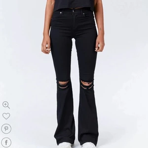 Bootcut jeans med hål på knäna - Säljer dessa bootcut jeans från gina. Använda ett fåtal gånger pga att de är för långa. Fint skick! Storlek XS. köparen står för frakt, möts upp i karlstad💓