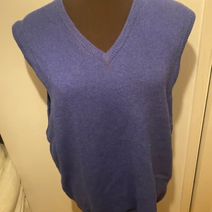 Väst  - Snygg mörkblå väst inköpt secondhand. Storlek m. Passar bar till skjortor och vita långärmade tröjor 😊