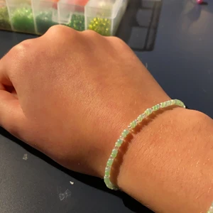 Egengjort armband✨ - Hej detta är ett armband med färgerna mörk grön grön och genomskinligt! Hoppas ni gillar det skulle betyda så mycket❤️❤️