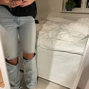 Jeans med hål - Säljer dessa superfina jeans från weekday. 