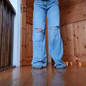 Säljer ett par skit snygga jeans då de tyvärr är för stora för mig, (har vanligt vis s i byxor och är 175cm). Helt oanvända men fick dom i present så kunde ej lämna tillbaka dom. Finns på bikboks hemsida, skriv för mer bilder/info🥰