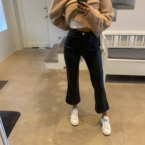 Läderbyxor - Aldrig använda läderbyxor som är vida i benen, jag är 1,70 lång. 