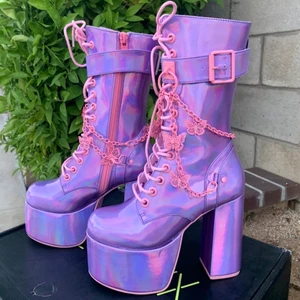 Magic Solstice Platforms - Rain on me - Det här är inte en annons utan jag vill bara kolla intresset, vad någon vill ge för dessa helt slutsålda boots❤️ Mittenbilden är min! Dem är köpta för 1400 kr (med med tull osv landade det på 1800) på Dollskill för ungefär ett år sedan, dem är bara använda en gång, så därför säljer jag dem eventuellt beroende på hur bra bud jag får. Svarar inte på meddelanden/bud, men läser. Säljer jag dem skickar jag ut ett meddelande till dem som visat intresse när jag lägger ut annonsen.