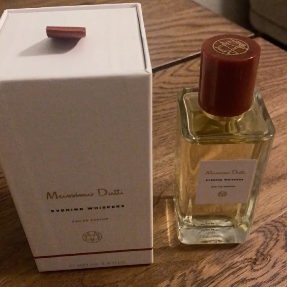 God parfym från Massimo dutti. Bara använd enstaka sprut.  Top noter: röda bär. Mellan noter: ros. Bas noter: praline.. Accessoarer.