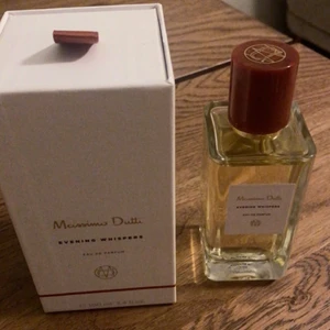 Massimo dutti parfym - God parfym från Massimo dutti. Bara använd enstaka sprut.  Top noter: röda bär. Mellan noter: ros. Bas noter: praline.