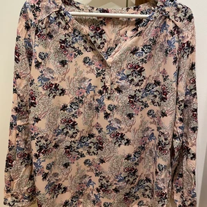 Superfin mönstrad märkesblus S-M -  •Storlek S. Normal i storleken, rymlig modell •Märke: Esprit •Använd vid 3 tillfälle, ingenting att anmärka på. Hel och ren •Pris: 85 kr 📍Kan mötes upp i Mölnlycke centrum 🚫Djurfritt och rökfritt hem 📬Kan skickas mot fraktkostnad 