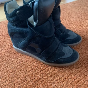 Isabel Marant Bekett sneakers 39 - Skor från Isabel Marant i modell ”Bekett”. Nypris 4500 kr.  Säljer för 1500 kr eller högst bjudande. Ev frakt tillkommer.