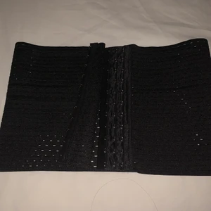 Waist trainer/ sice- M - Black waist trainer, in good condition. I used too use it when I was going to the gym it worked really good it’s tight, it does what it’s supposed too, selling it because I stopped going to the gym 🥲🥲