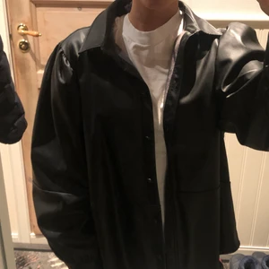 Skinnjacka  - Skinnjacka med jättemjukt tyg inutti, oanvänd så fint skick. Storlek l, sitter oversized på mig som vanligtvis har xs/s