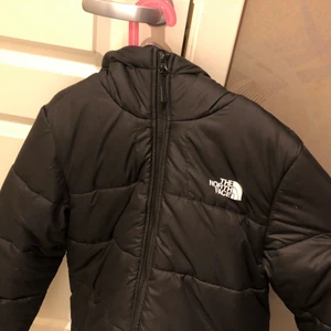 north face jacka - jackan är i bra skick och inget fel på den, den kommer bara inte till användning ☺️
