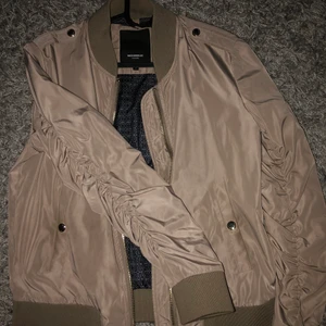 Jacka  - Säljer min Rockandblue jacka som är sällan använd, finns i butik mer, jätte fin i färg och bekvämt material! (Köpt för 1199) 