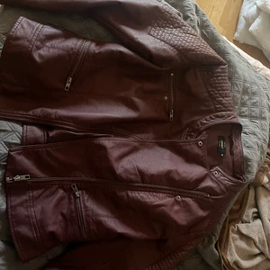 Jacka  - Skinnjacka från only/vero Moda nästan oanvänd i en fin mörkröd färg storlek 42/m köpare står för frakt 