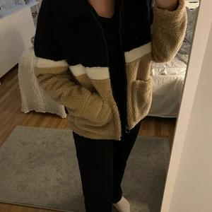 Teddy jacka  - Teddy jacka från hollister, använd 2 gånger. Passar xs/s men går nog även för M för den är lite oversized. Köpt för 900 kr