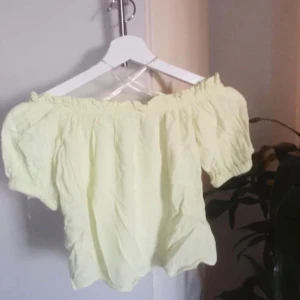 Topp - Supersöt topp från Berskha i pastellgul som tyvärr aldrig kommit till användning. 