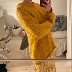 Stickad tröja - Superfin stickad och härlig tröja från zara men fin lite tjockare krage. Väldigt sparsamt använd och säljer då den inte kommit till användning, fin senapsgul färg 