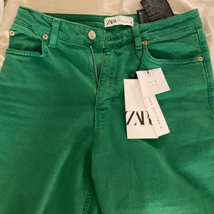 Zara jeans gröna - Gröna jeans från zara, aldrig använd, lappen kvar🥰 dom är ganska långa men går att klippa om du är kort 🥰 frakt betalt du 📦  bild 2 & 3 är lånande 