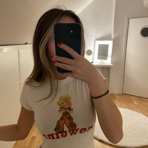 Cowgirl t-shirt st xs - En jätte snygg tight t-shirt! Sitter jätte fint! Använd ett fåtal gånger. Köparen står för frakt!!