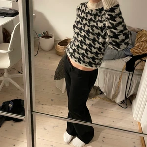 Stickad tröja - Så snygg och skön stickad tröja från hm med väldigt coolt svartvitt mönster. 