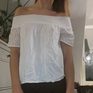 Fin off- shoulder blus  - Storlek Medium. Knappt använd