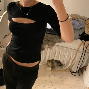 Zara topp - Jättefin topp från zara med öppning ovanför bröstet. Helt oanvänd, säljer då jag råkade köpa två