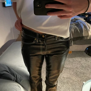 Eytys cypress - ❣️Intressekoll❣️ på mina svarta Eytys Cypress jeans. Har en liten skada på vänstra knät men absolut inget man tänker på. Väldigt små i storlek, har därav behövt gå upp en del. Ursprungspris 2000