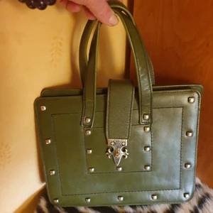 Vintage 60-tal äkta skinnväska passa på! - Fantastiskt läcker och bra bevarad äkta läder väska från 60-talet.,med snygga nitar.medium size