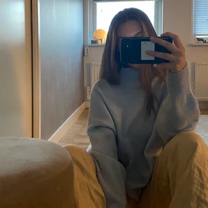 Stickad tröja - Säljer min blåa stickade polo tröja, då den inte kommer till användning. Dock perfekt nu till hösten! Har en smutsfläck på ryggen (sista bilden) men går nog bort i tvättmaskin 😄