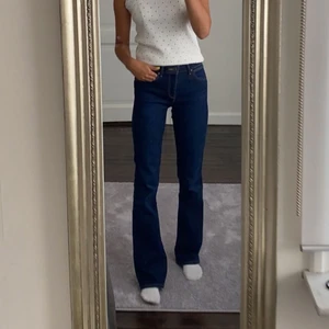 mid Rise jeans - Säljer dessa wrangler jeansen. Dom är i fint skick men använda. Nypris va va 900kr. 🤍🤍