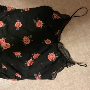 Satin linne - Ett satin linne med blommor och spets i storlek S