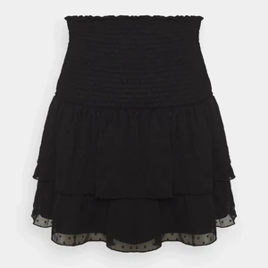 Svart kjol med volang  - Svart volangkjol från Gina, köpt på Zalando i somras! Kan skicka egna bilder om det önskas🌸